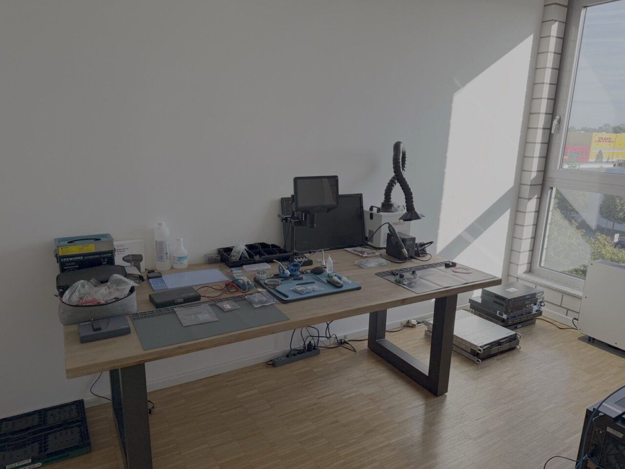 IT-Forensik-Labor 1 Laborraum von LanCologne in Köln mit Elektronik-Arbeitstisch, digitalem Mikroskop und Lötrauchabsaugung