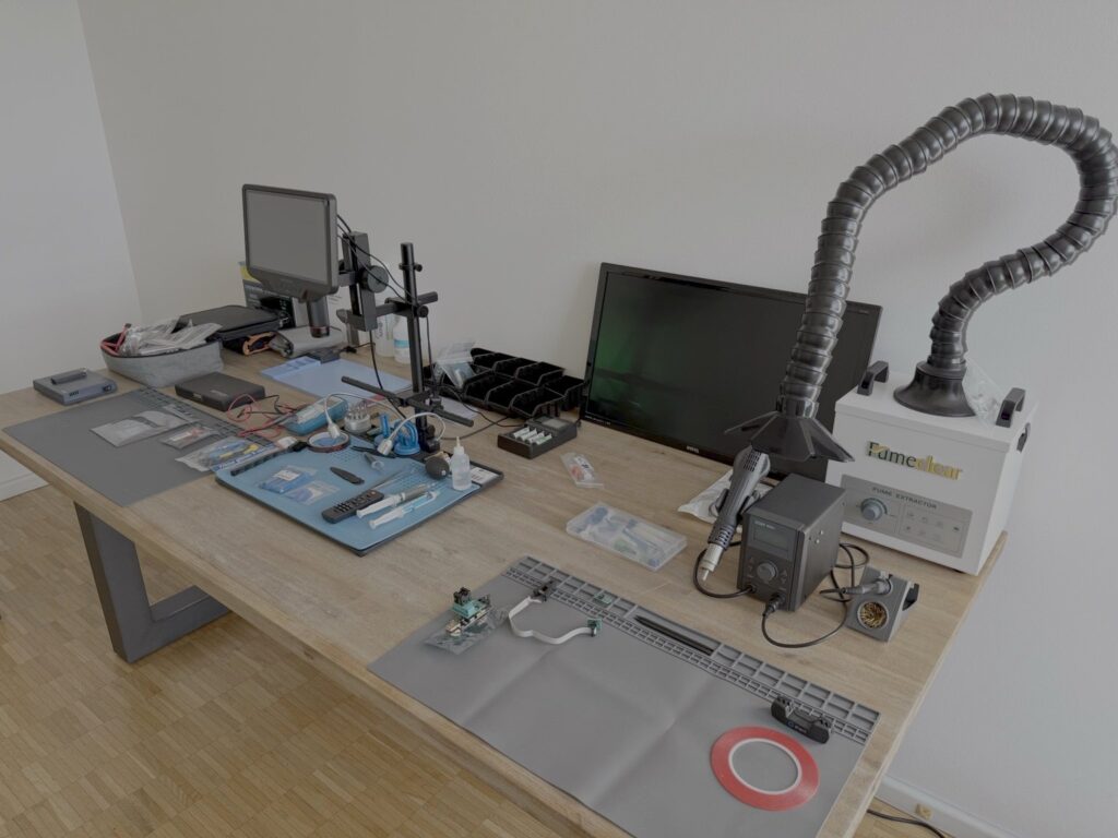 IT-Forensik-Labor 5 Elektronik-Arbeitsplatz mit digitalem Mikroskop, Lötstation, Lötrauchabsaugung und ESD-Matten