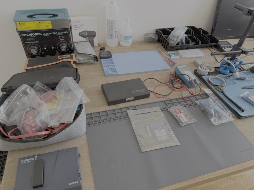 IT-Forensik-Labor 8 Arbeitstisch mit Ultraschallreiniger, Chip-Programmiergerät XELTEK SuperPro, Multimeter und SATA-Adaptern