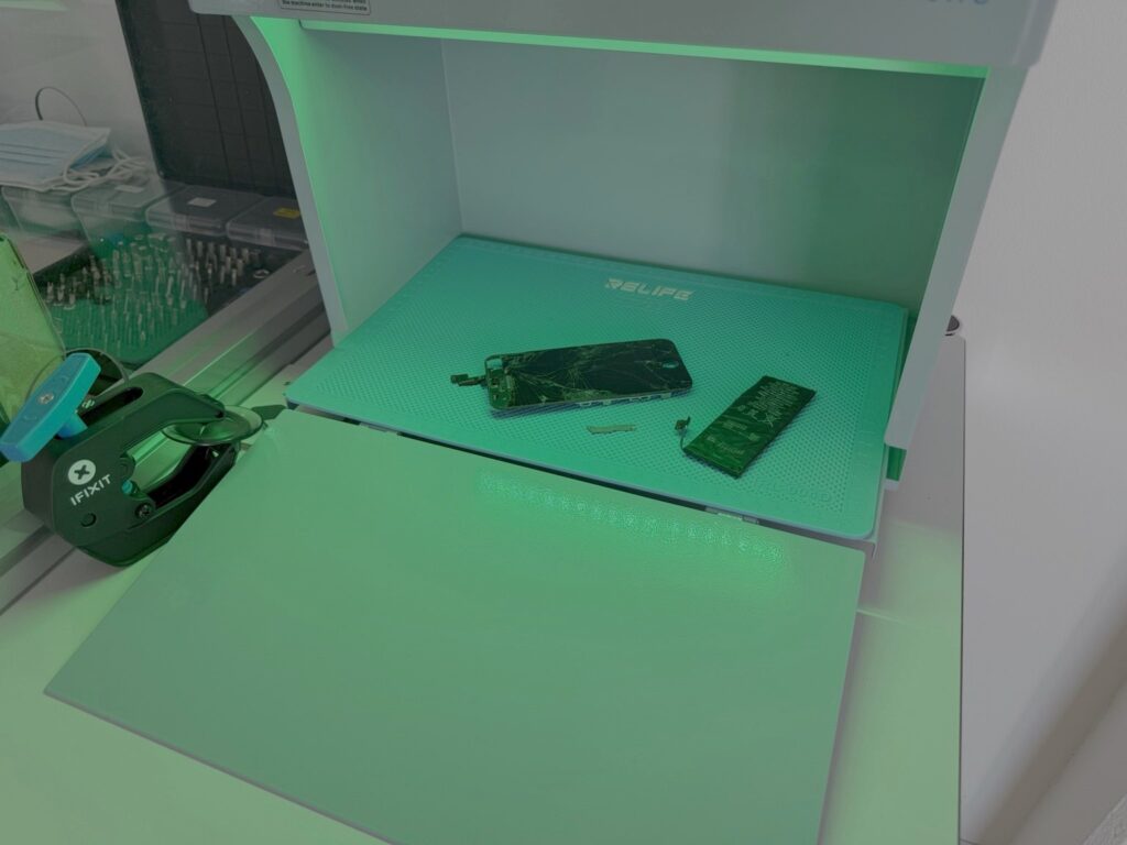 IT-Forensik-Labor 7 Zerlegtes Smartphone und ausgebaute Platine in einer staubgeschützten Arbeitsstation