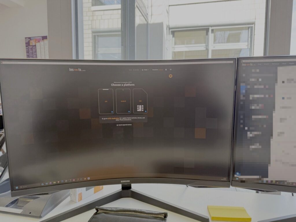 Dwa monitory z oprogramowaniem Cellebrite Inseyets: po lewej stronie wybór platformy do ekstrakcji, po prawej stronie widok analizy