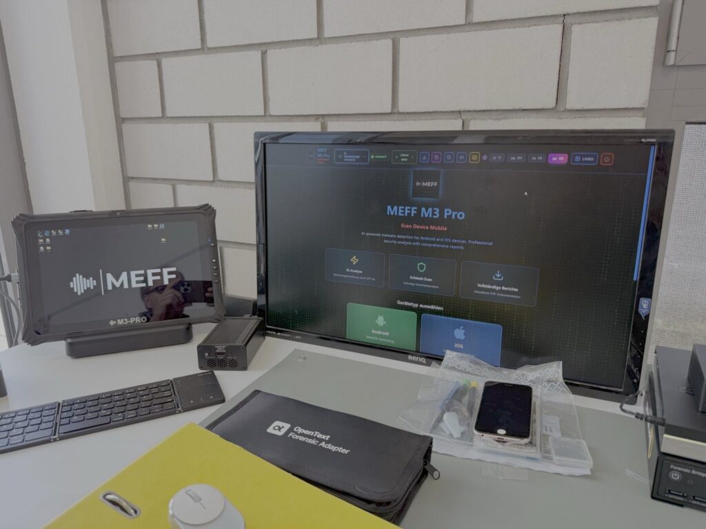 IT-Forensik-Labor 4 MEFF M3 Pro do sprawdzania smartfonów pod kątem złośliwego oprogramowania, a obok tablet z interfejsem MEFF