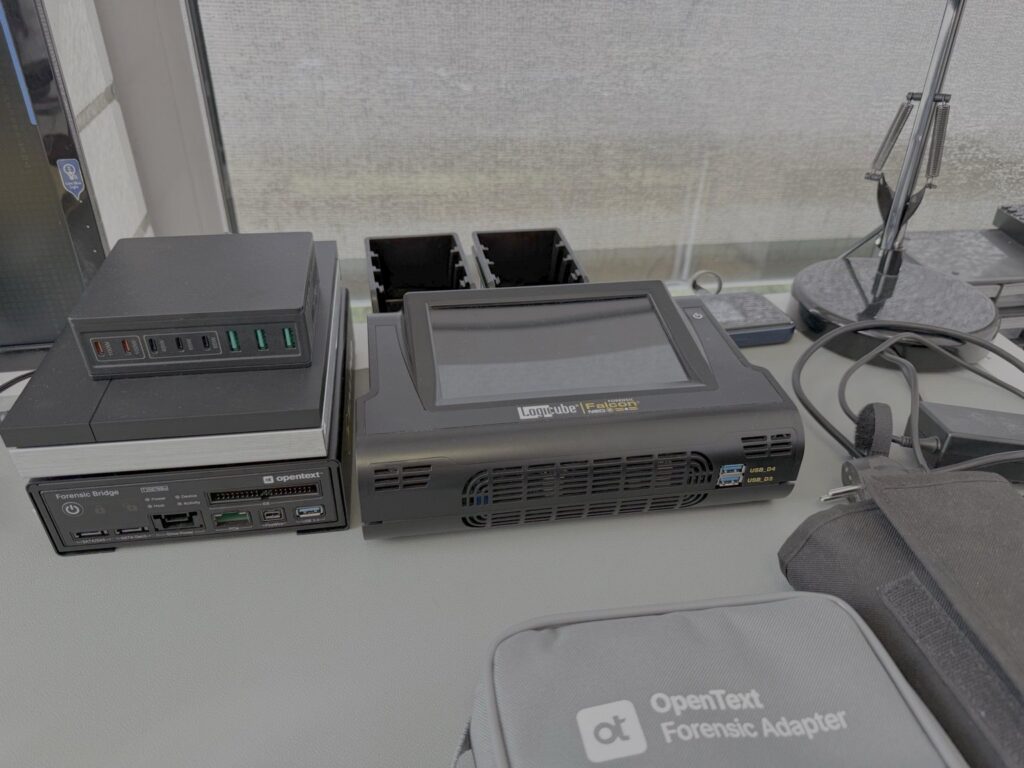 IT-Forensik-Labor 2 Hardware-Writeblocker OpenText Forensic Bridge und Imaging-System Logicube Falcon NEO auf dem Labortisch